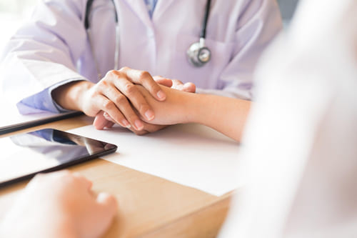 доктор поддерживает и оказывает психологическую помощь пациенту